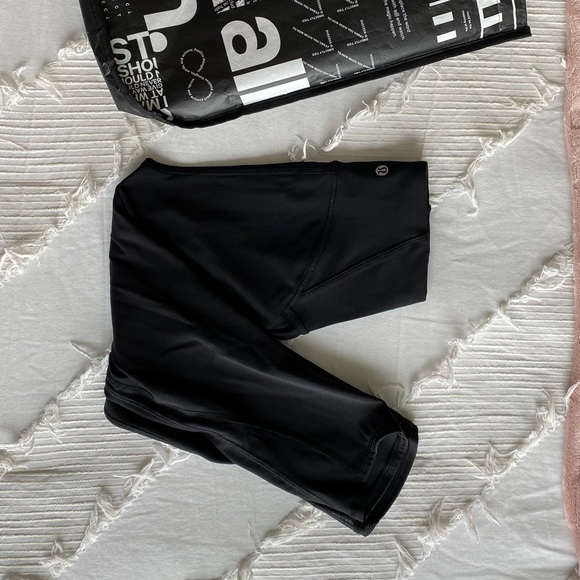 Lululemon black crops - Picture 4 of 9